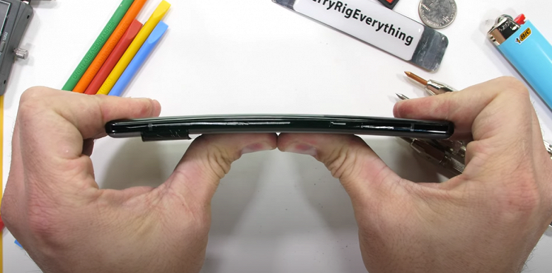 Google Pixel&nbsp;6 Pro царапают, жгут и пытаются согнуть. Появилось видео с испытанием смартфона на прочность